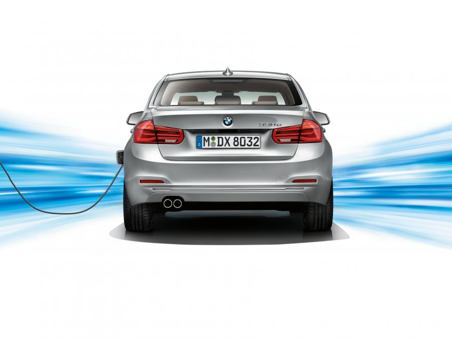  BMW 330e (F30) 2016 года  (WW) (фото 12 из 40)